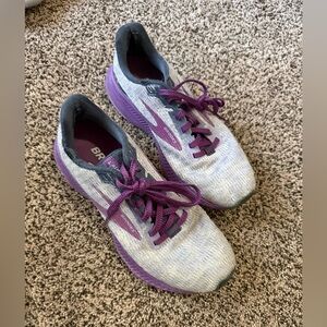 Brooks size 5 purple tennis shoe